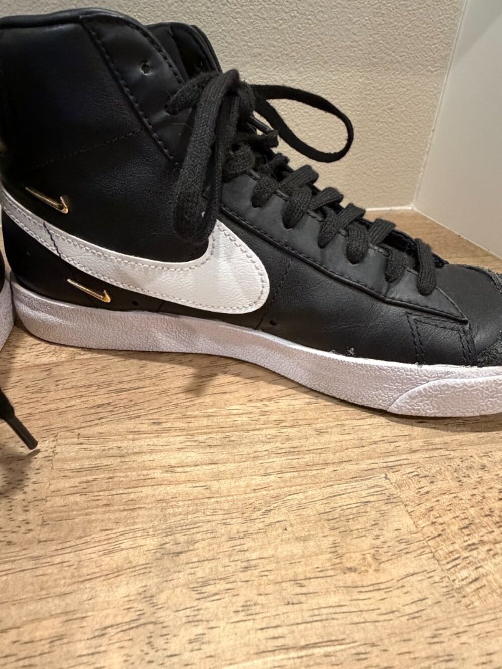 Nike Blazer Mid ’77 SE Black Leather High Top Sneakers Gold Swoosh 8.5 - Picture 3 of 9
